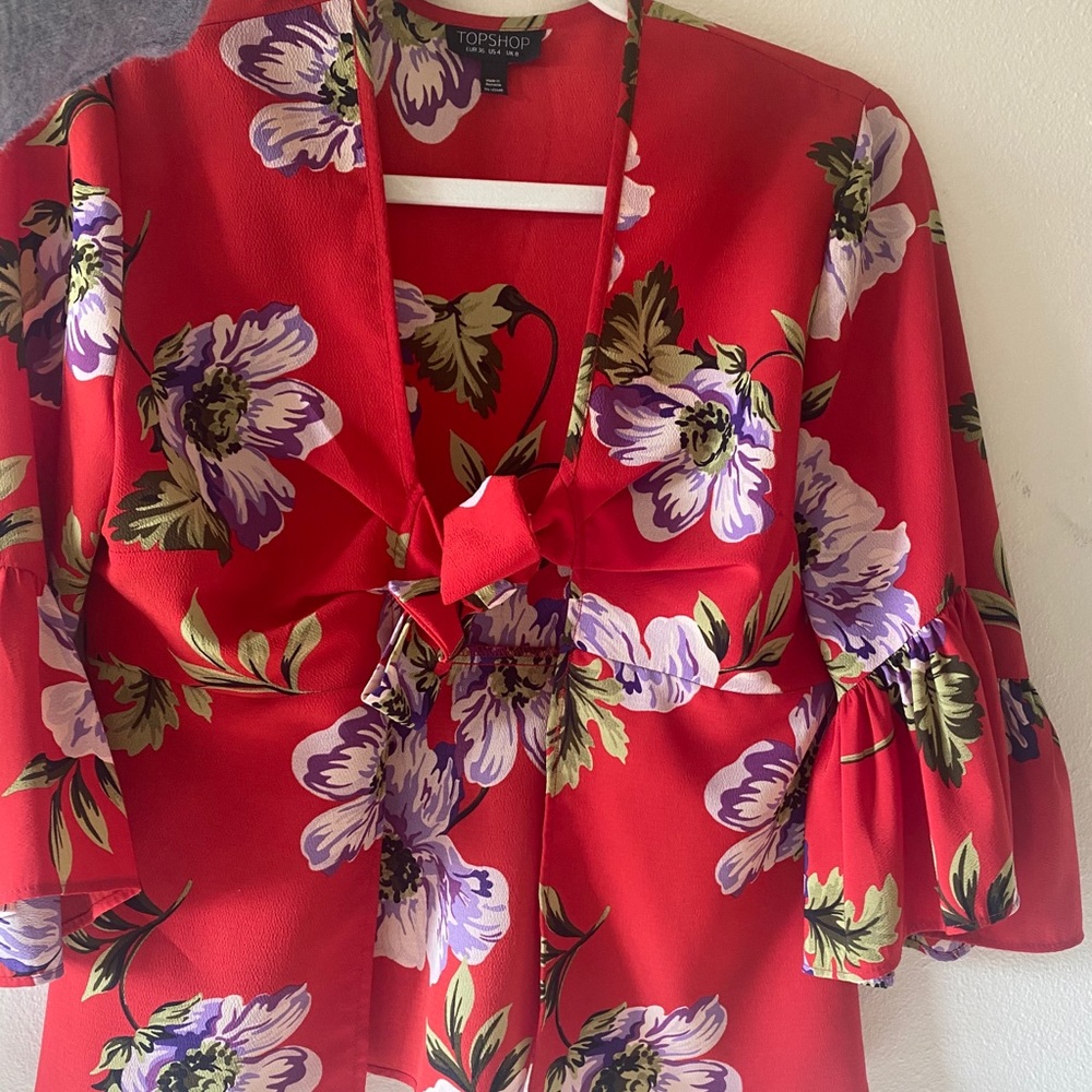 Front tie floral top!